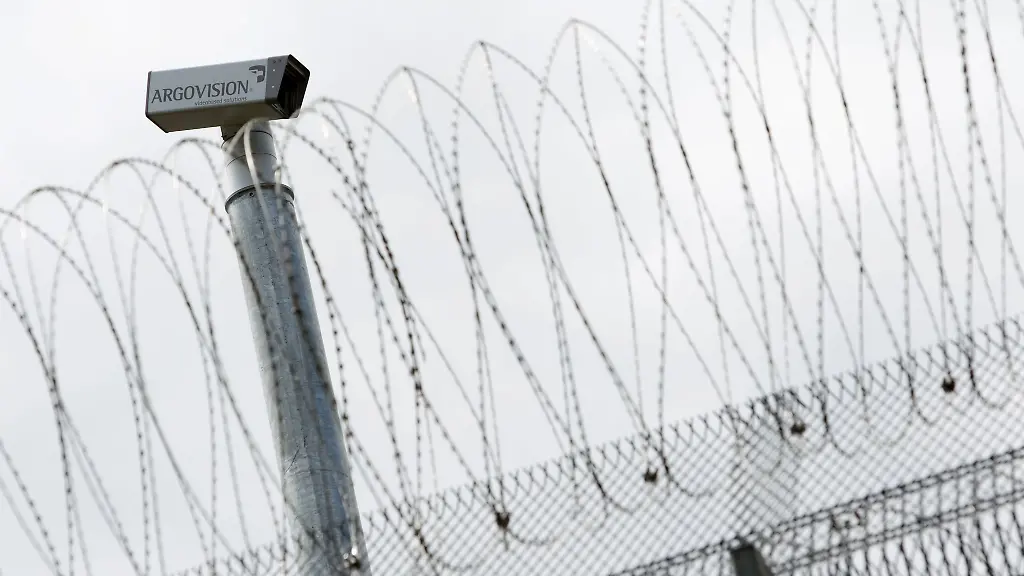 Blick-auf-eine-Ueberwachungskamera-auf-dem-umzaeunten-Gelaende-der-Justizvollzugsanstalt-Meppen