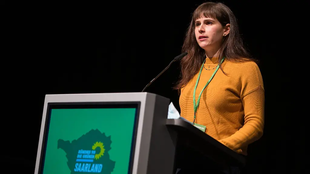Lisa-Becker-Buendnis-90-Die-Gruenen-spricht-auf-der-Buehne