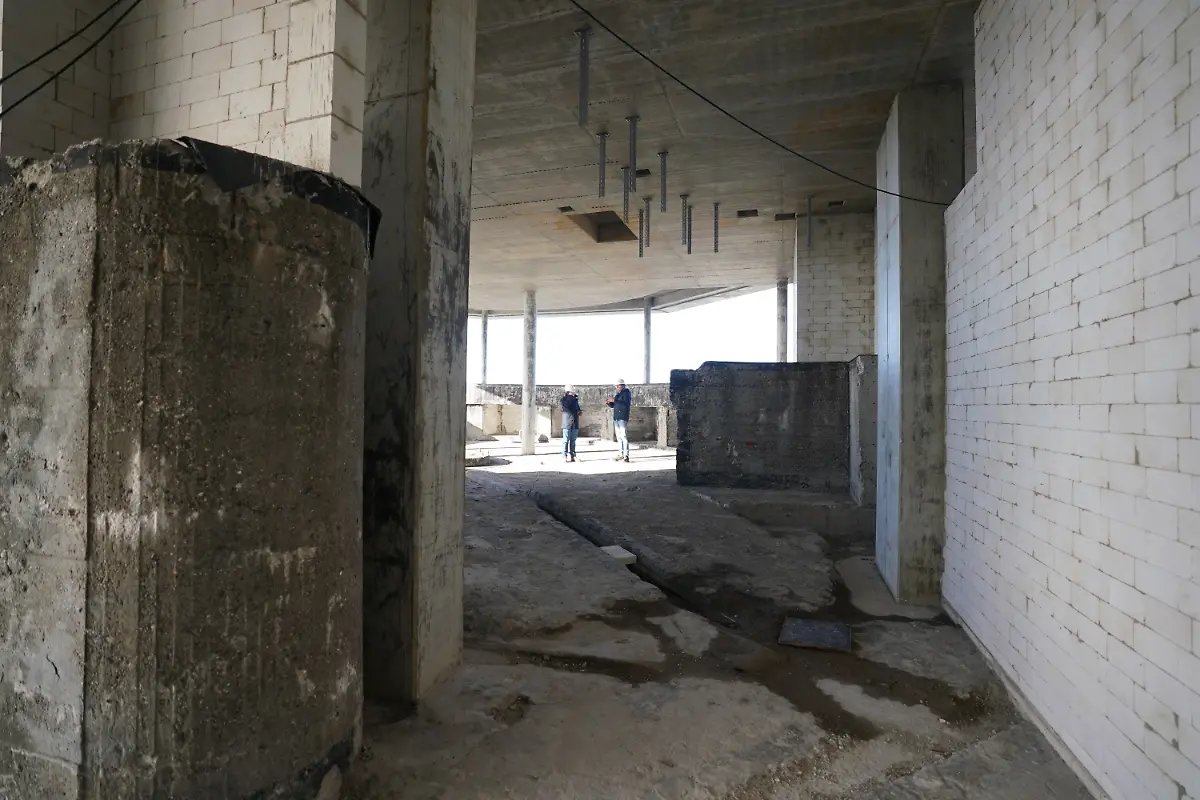 Blick-auf-eine-ehemalige-Flak-Stellung-aus-dem-Zweiten-Weltkrieg