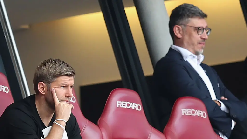 Thomas-Hitzlsperger-l-und-Claus-Vogt-verfolgen-ein-Spiel