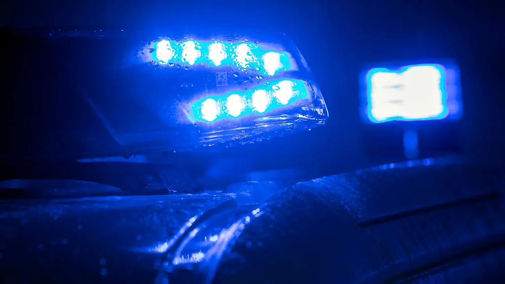 Blaulicht-auf-einem-Polizeifahrzeug