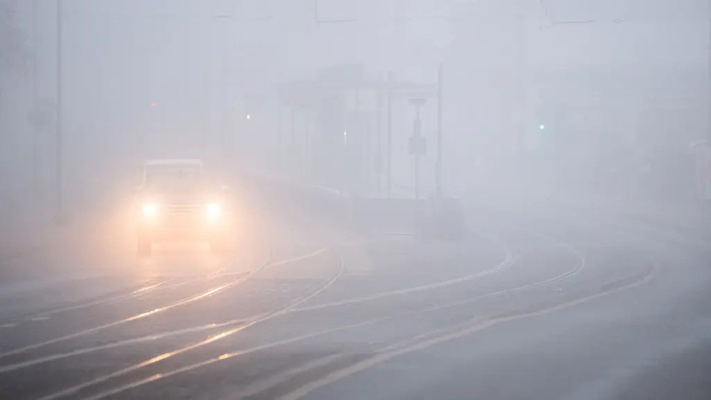 Autos-fahren-bei-dichtem-Nebel-ueber-eine-Strasse