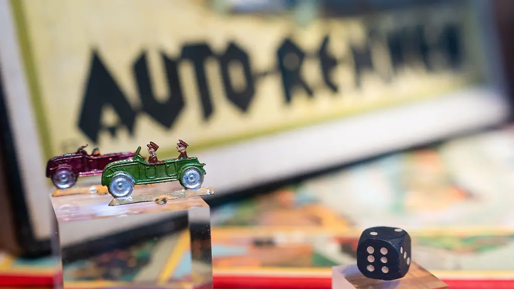 Figuren-aus-dem-Brettspiel-Auto-Rennen-ca-1925-des-Verlags-Klee-sind-in-einer-Vitrine-des-Deutschen-Spielarchivs-zu-sehen