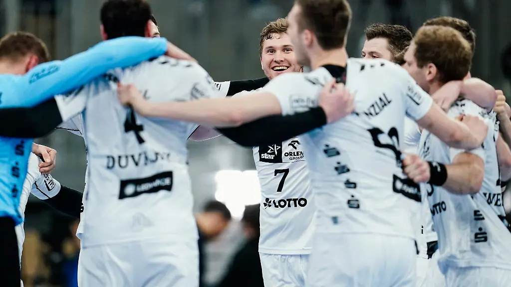 Kiels-Magnus-Landin-Jacobsen-freut-sich-mit-Mannschaftskollegen-ueber-den-Sieg