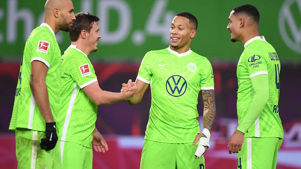 Wolfsburgs-Aster-Vranckx-2-v-r-jubelt-mit-John-Anthony-Brooks-l-r-Max-Kruse-und-Maxence-Lacroix