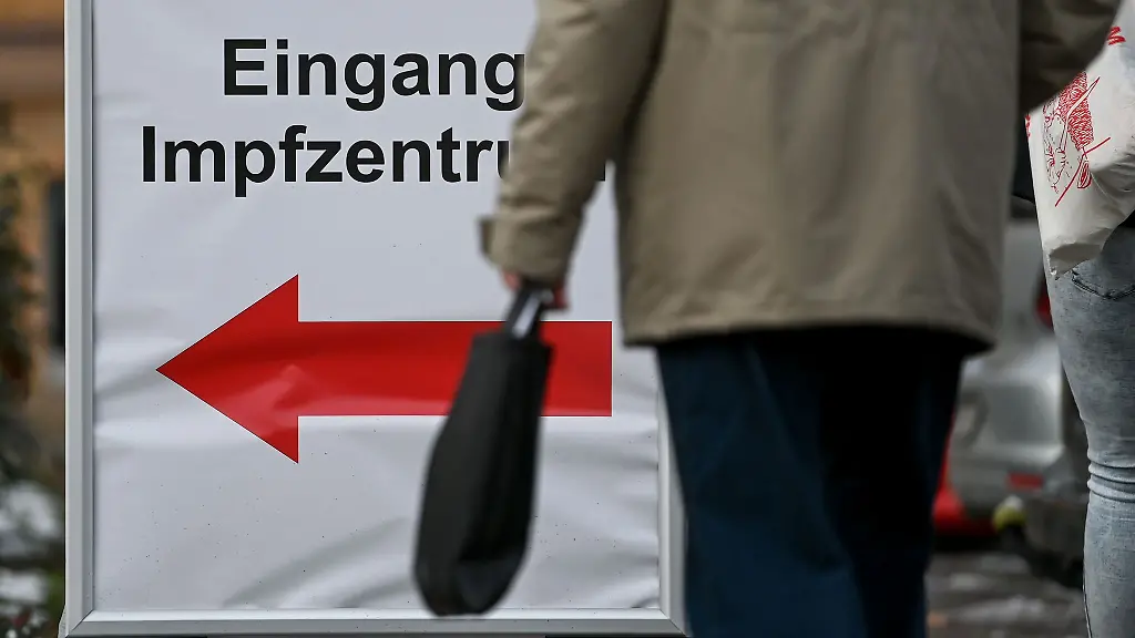 Ein-Schild-vor-dem-Impfzentrum-in-Halle-Saale-weist-den-Weg-zum-Eingang
