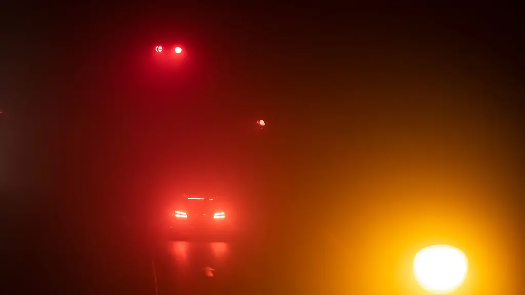 Ein-Auto-steht-am-fruehen-Morgen-an-einer-Ampel