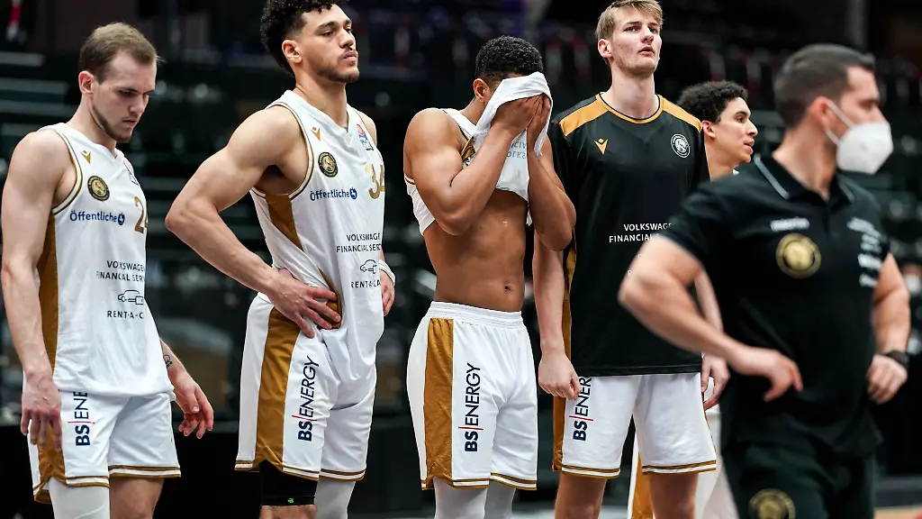 Braunschweigs-Spieler-stehen-auf-dem-Spielfeld