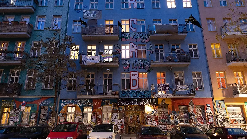 Fahnen-und-Transparente-haengen-von-den-Balkonen-des-blauen-Hauses-in-der-Rigaer-Strasse-94