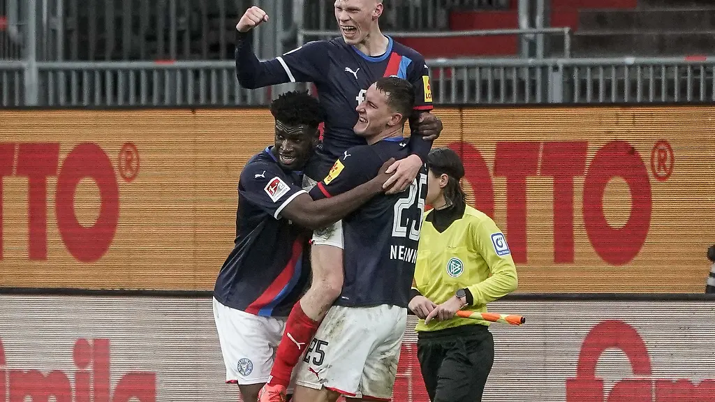 Kiels-Kwasi-Okyere-Wriedt-l-r-Jonas-Sterner-und-Phil-Neumann-feiern-den-Treffer-zum-1-0