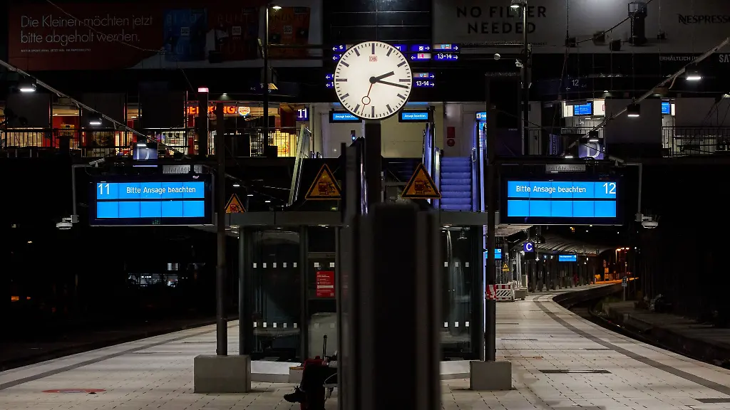 Blick-auf-Bahnsteige-im-Bahnhof