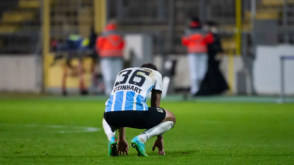 Phillipp-Steinhart-von-Muenchen-sitzt-nach-dem-Spiel-auf-dem-Rasen