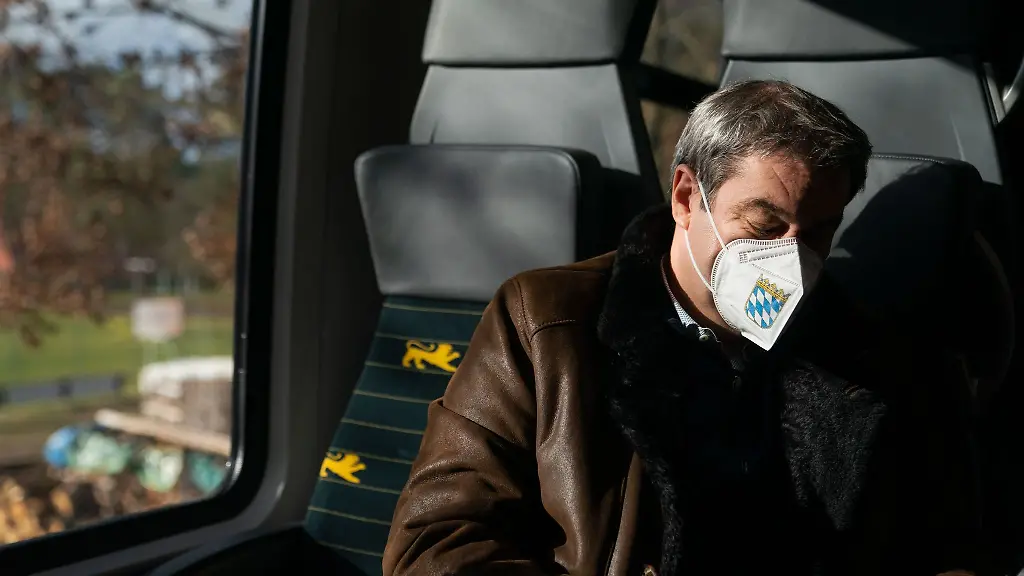 Markus-Soeder-CSU-Ministerpraesident-von-Bayern-faehrt-mit-einem-Batteriezug