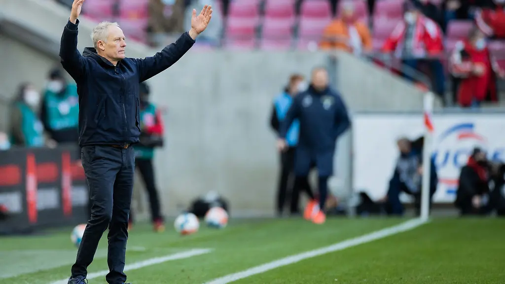 Freiburgs-Trainer-Christian-Streich-reagiert-an-der-Seitenlinie