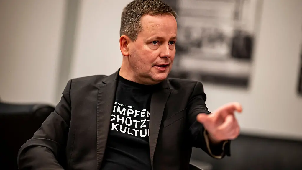 Berlins-Kultursenator-Klaus-Lederer-Linke-spricht-bei-einem-Interview
