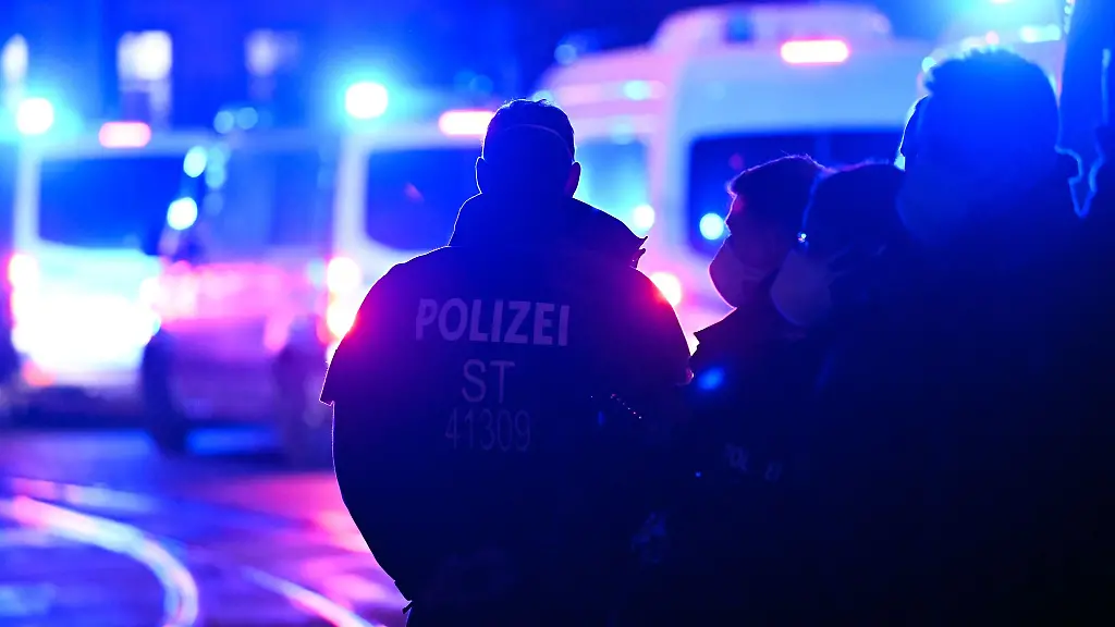 Polizisten-sind-im-Stadtzentrum-von-Halle-im-Einsatz