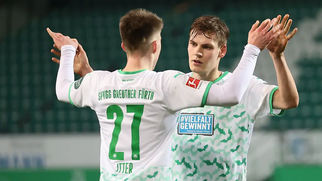 Gian-Luca-Itter-l-und-Max-Christiansen-jubeln-ueber-einen-Sieg