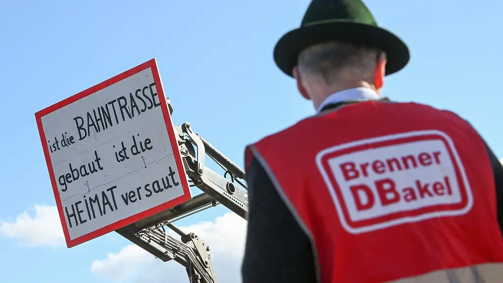 Ein-Mann-traegt-eine-Weste-mit-der-Aufschrift-Brenner-DBakel