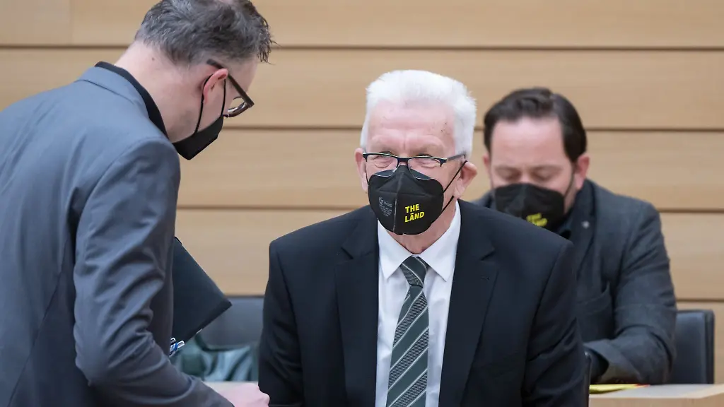 Ministerpraesident-Winfried-Kretschmann-Gruene-r-spricht-im-Plenarsaal-mit-Fraktionsvorsitzendem-Andreas-Schwarz