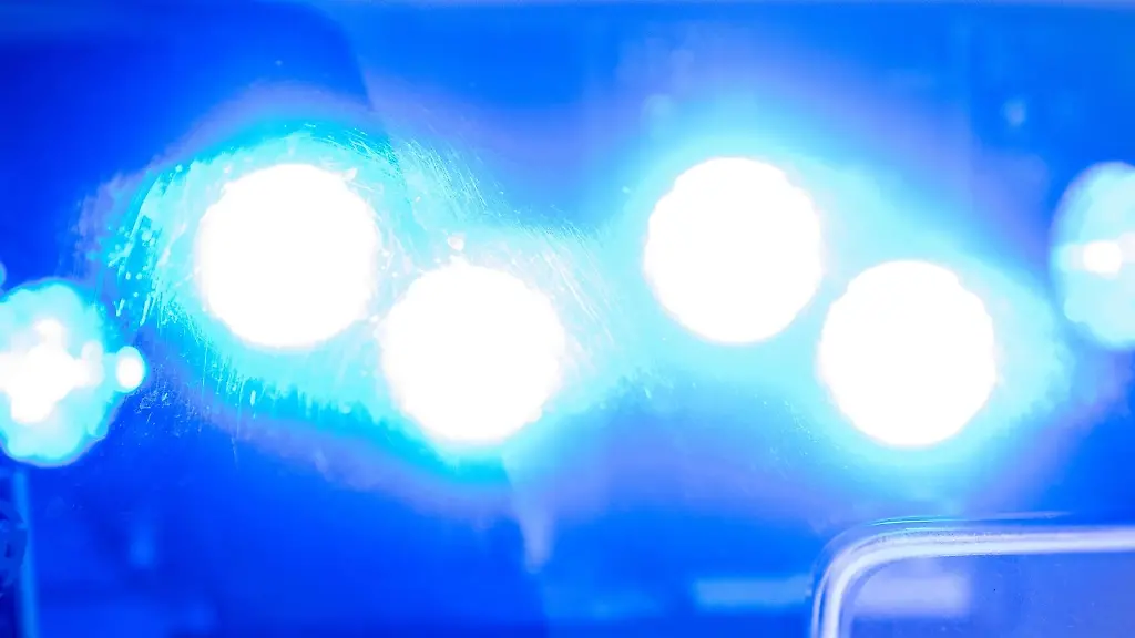 Ein-Blaulicht-leuchtet-auf-dem-Dach-einer-Polizeistreife