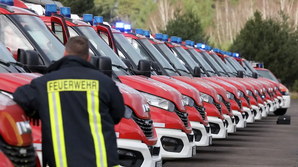 16-Tragkraftspritzenfahrzeuge-TSF-werden-vom-Innenministerium-an-Freiwillige-Feuerwehren-uebergeben