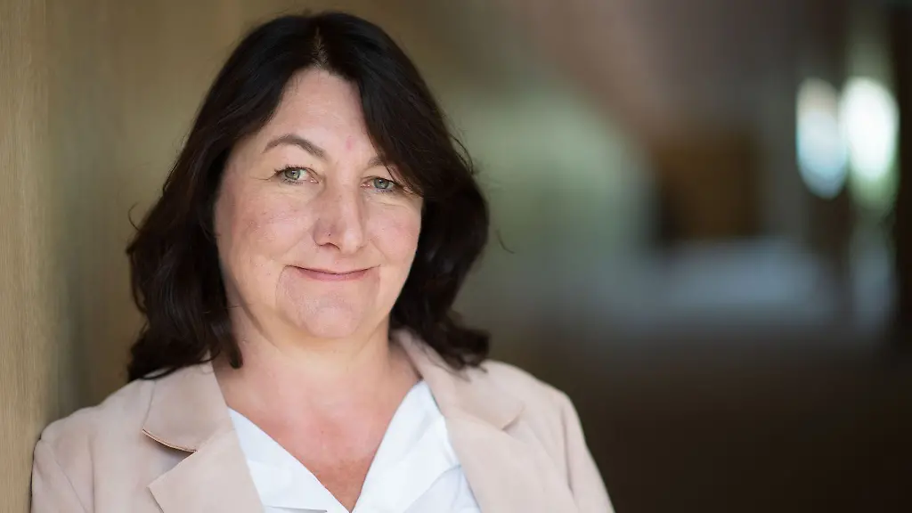 Die-Buergerbeauftragte-Beate-Boehlen-Gruene-steht-im-Foyer-des-Landtags-von-Baden-Wuerttemberg