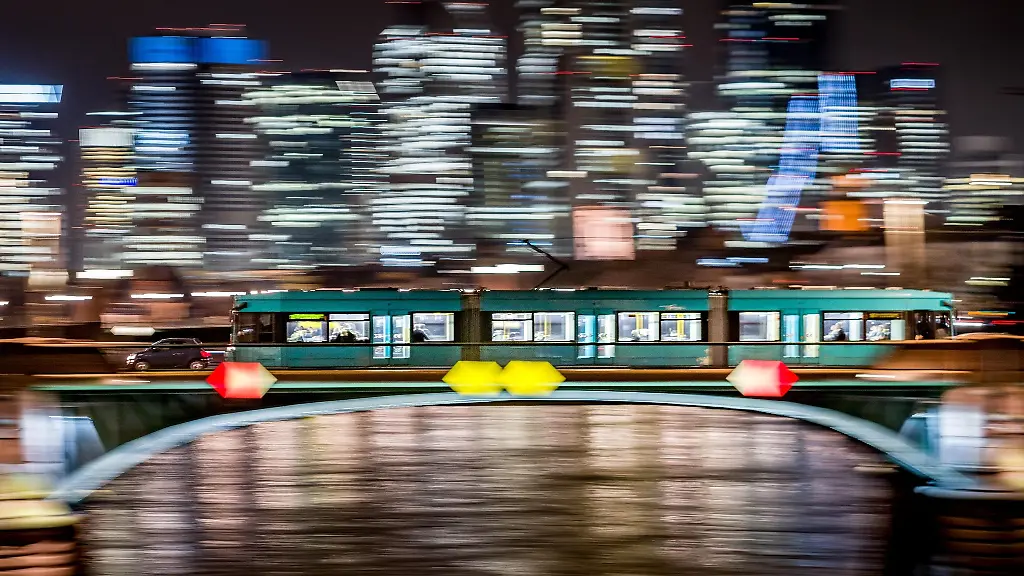 Eine-Strassenbahn-ueberquert-eine-Bruecke