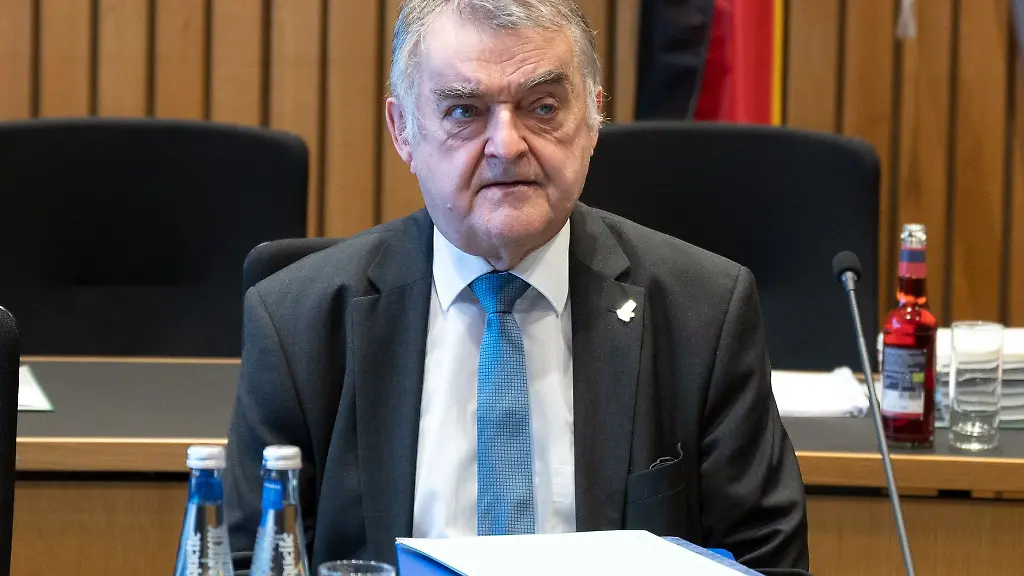 Herbert-Reul-CDU-Innenminister-von-Nordrhein-Westfalen-sitzt-im-Landtag