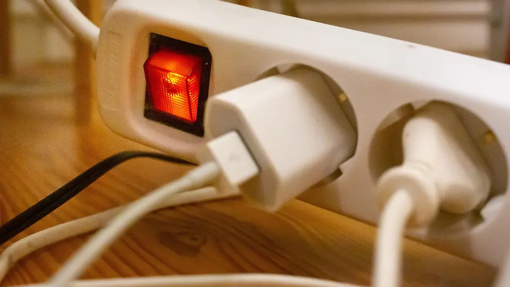 Stecker-in-einer-eingeschalteten-Steckdosenleiste