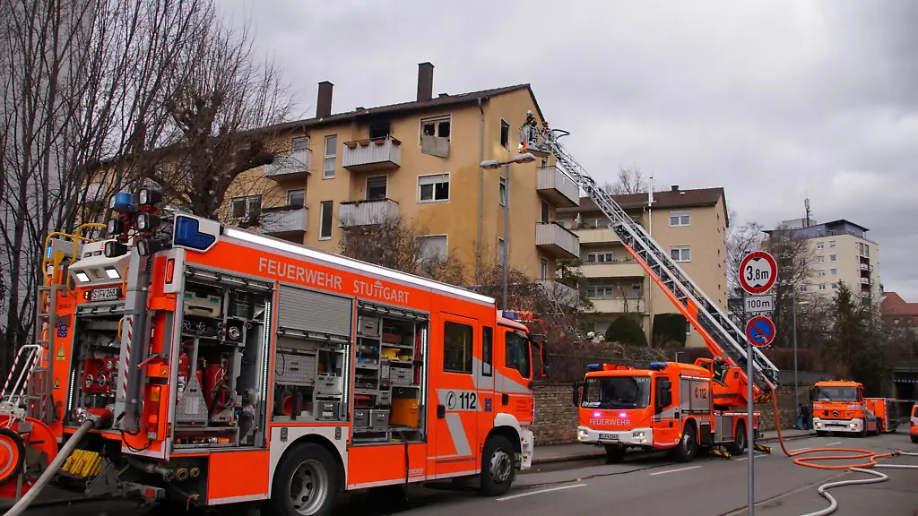 Einsatzkraefte-der-Feuerwehr-sind-bei-einem-Wohnungsbrand-in-Bad-Cannstatt-im-Einsatz