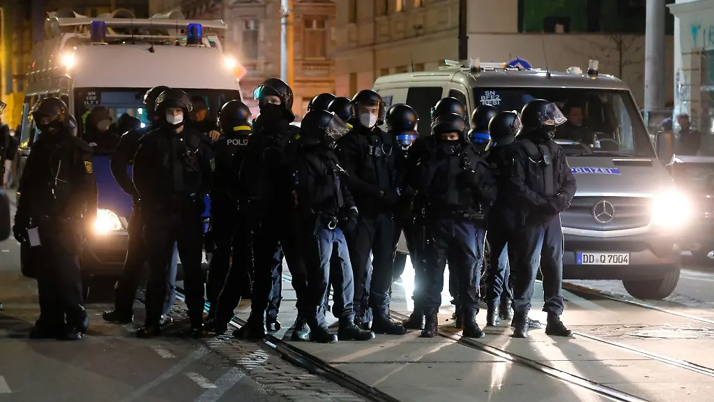 Polizisten-und-Polistizinnen-sind-waehrend-der-Demonstration-im-Einsatz