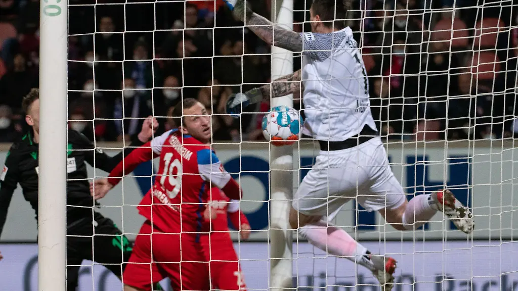 Heidenheims-Jonas-Foehrenbach-l-und-Torwart-Kevin-Mueller-in-Aktion