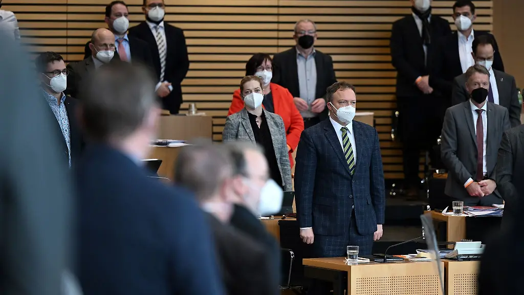 Abgeordnete-erheben-sich-fuer-die-Schlussabstimmung-zum-Haushalt-im-Thueringer-Landtag