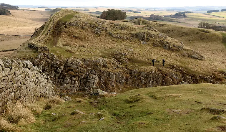 2022-01-21T182231Z-845722652-RC2M3S97X43Q-RTRMADP-3-BRITAIN-WALL