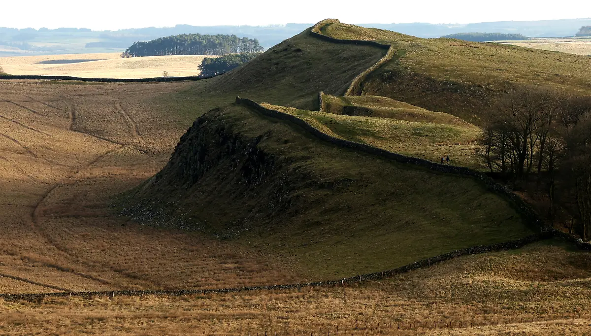 2022-01-21T182224Z-1883582340-RC2M3S9NLRFP-RTRMADP-3-BRITAIN-WALL