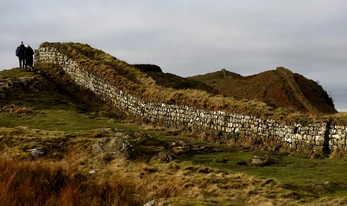 2022-01-21T182232Z-857932120-RC2N3S9TSLEI-RTRMADP-3-BRITAIN-WALL