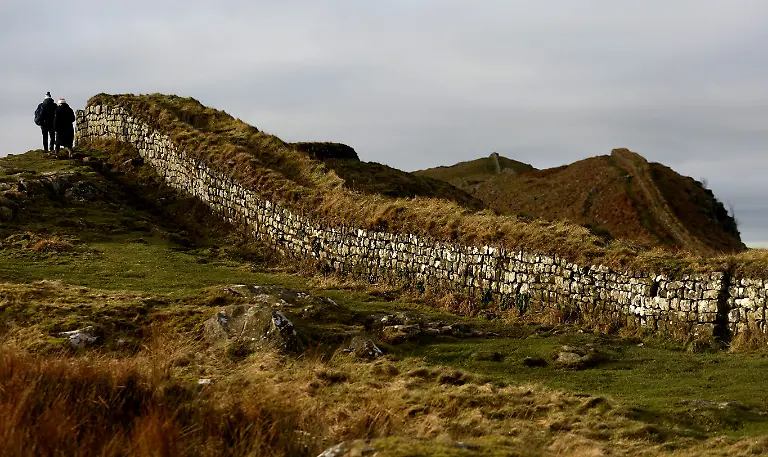 2022-01-21T182232Z-857932120-RC2N3S9TSLEI-RTRMADP-3-BRITAIN-WALL