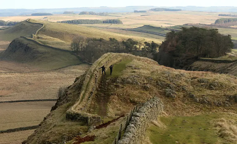 2022-01-21T182229Z-830820768-RC2M3S9T5HEO-RTRMADP-3-BRITAIN-WALL