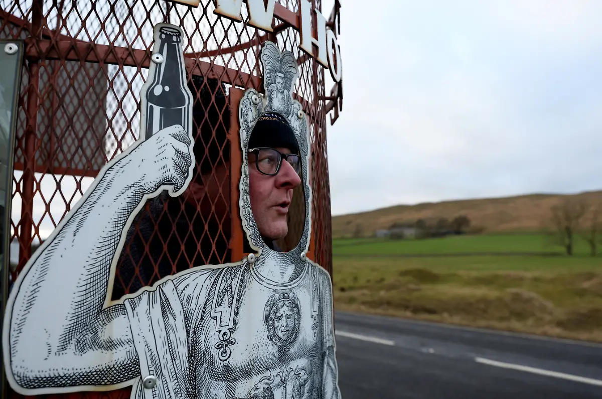 2022-01-21T182226Z-187948740-RC2R3S9HA87W-RTRMADP-3-BRITAIN-WALL