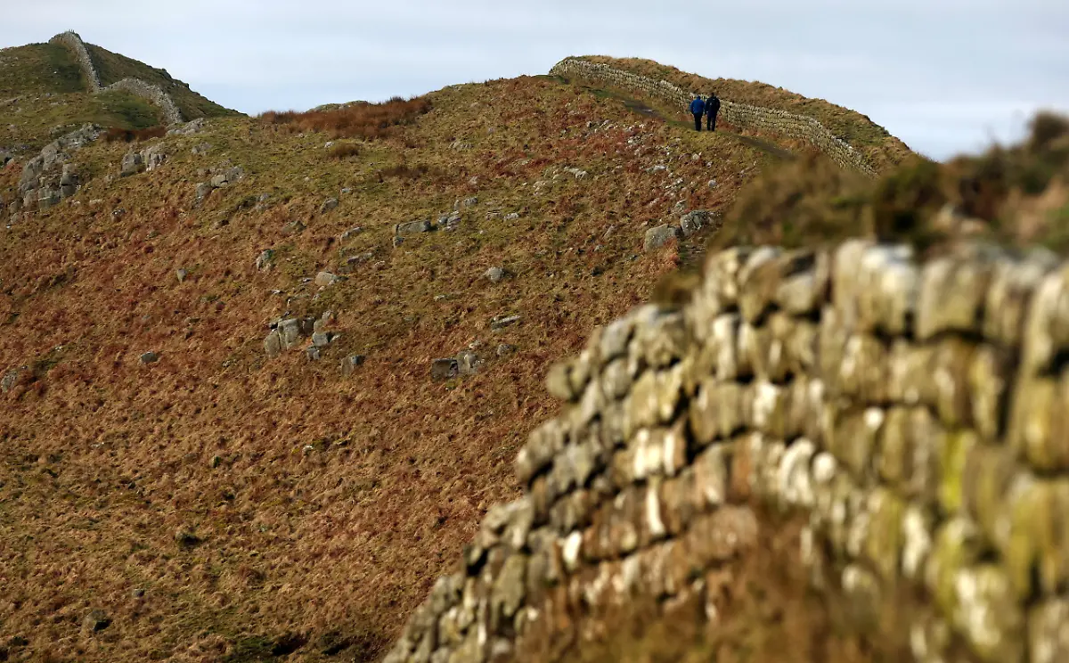 2022-01-21T182229Z-2013970685-RC2N3S9Z52JR-RTRMADP-3-BRITAIN-WALL