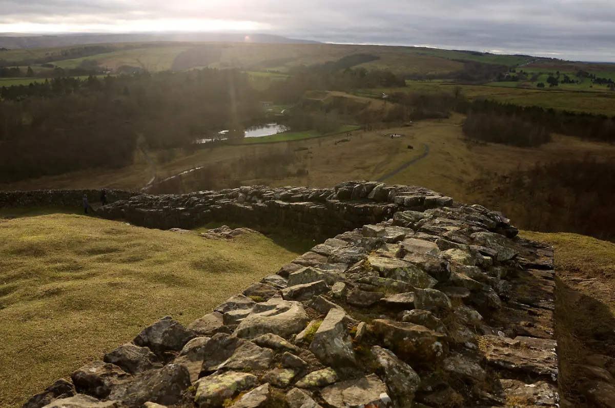 2022-01-21T182226Z-2146866134-RC2Q3S99EYUQ-RTRMADP-3-BRITAIN-WALL