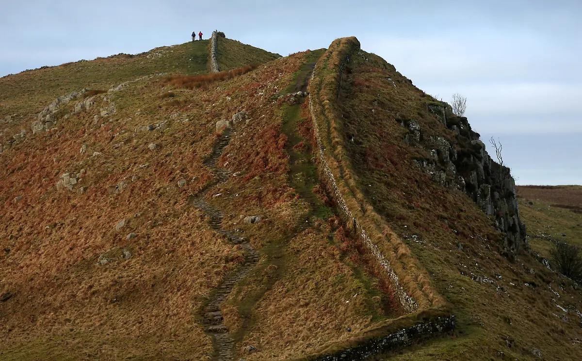 2022-01-21T182229Z-1369120804-RC2L3S9TGAW0-RTRMADP-3-BRITAIN-WALL