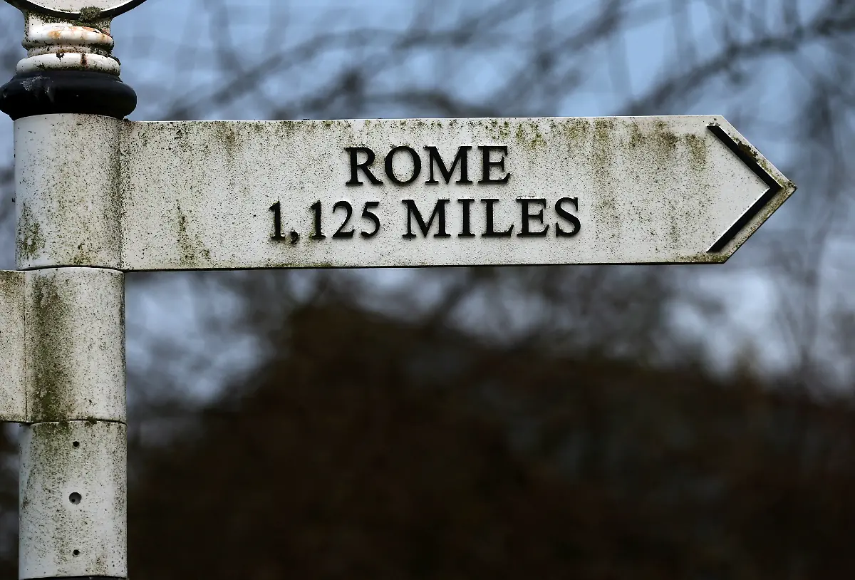 2022-01-21T182222Z-1885926168-RC2R3S9PBW8P-RTRMADP-3-BRITAIN-WALL