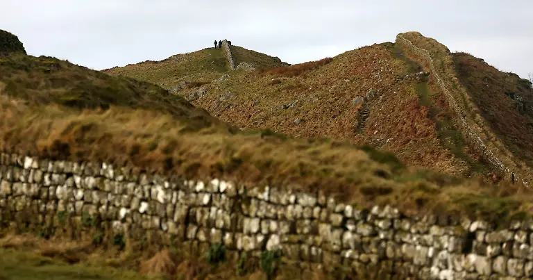 2022-01-21T182221Z-868072044-RC2N3S9R7BMA-RTRMADP-3-BRITAIN-WALL