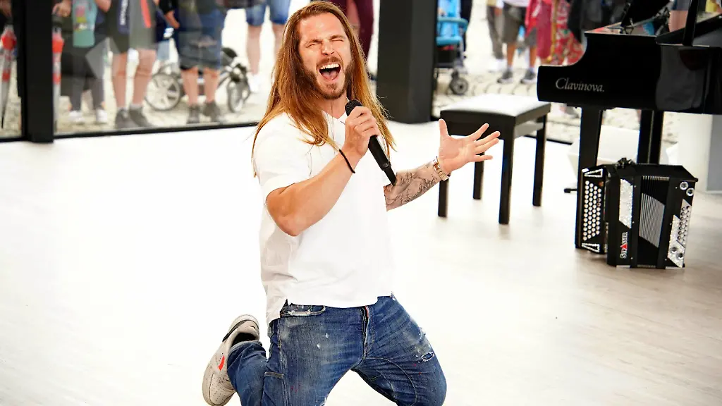 Diego-Daniele-versendet-rockige-Gru-sse-aus-den-Achtzigern