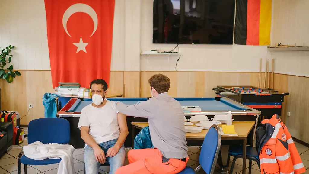 Maqsood-Ahmed-l-wird-waehrend-einer-gemeinsamen-Impfaktion-Niedersachsens-Islamverbaende-geimpft