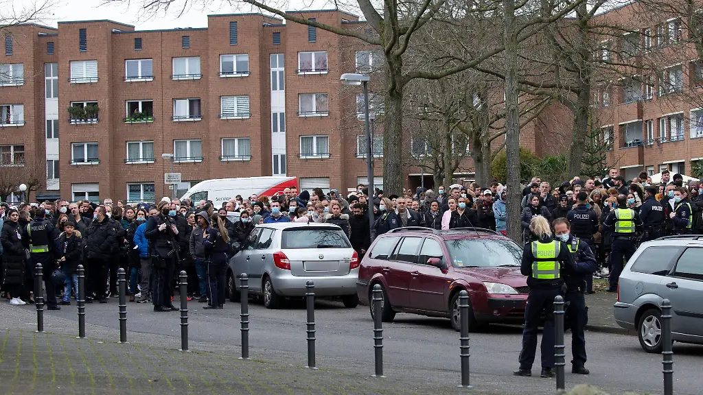 Eltern-und-Schueler-stehen-in-der-Naehe-der-Schule-und-warten-auf-Mitschueler-und-Eltern