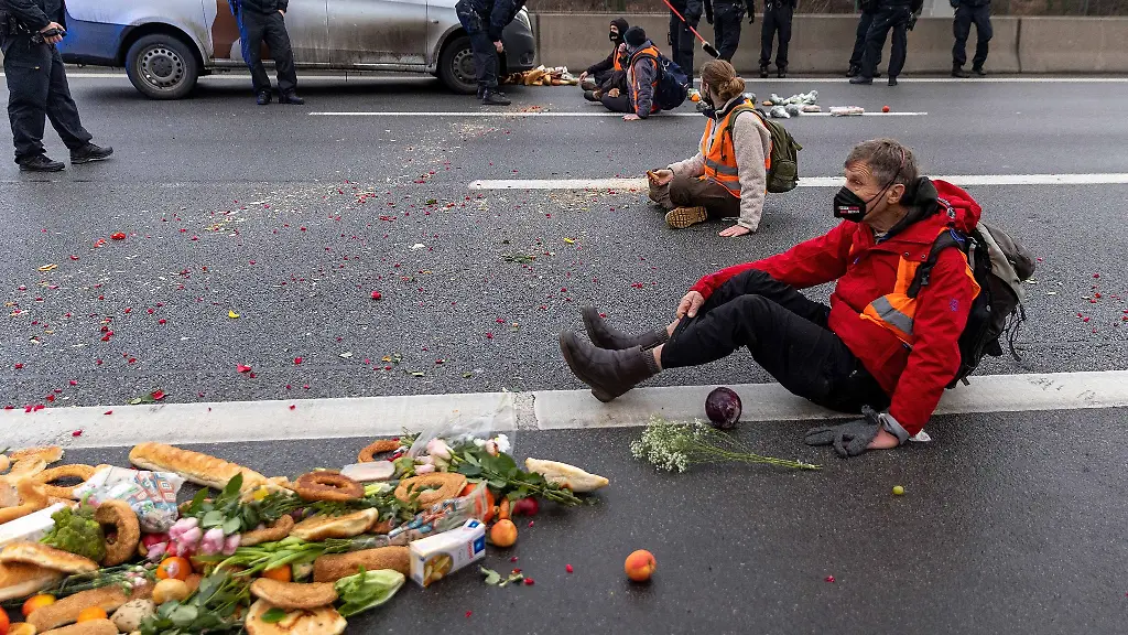 Klimaaktivisten-protestieren-gegen-Lebensmittelverschwendung