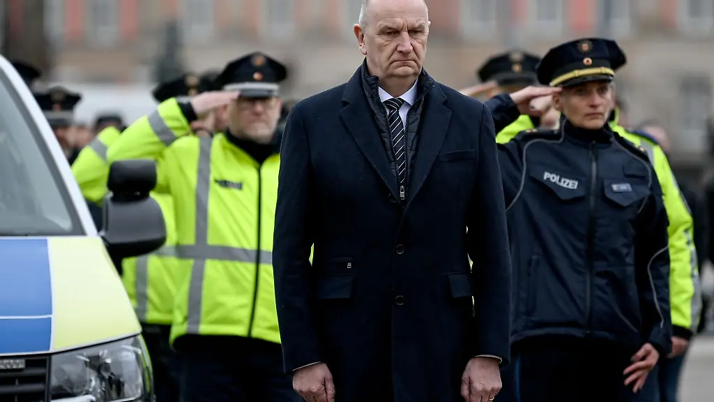 Dietmar-Woidke-Ministerpraesident-von-Brandenburg-nimmt-an-Schweigeminute-teil