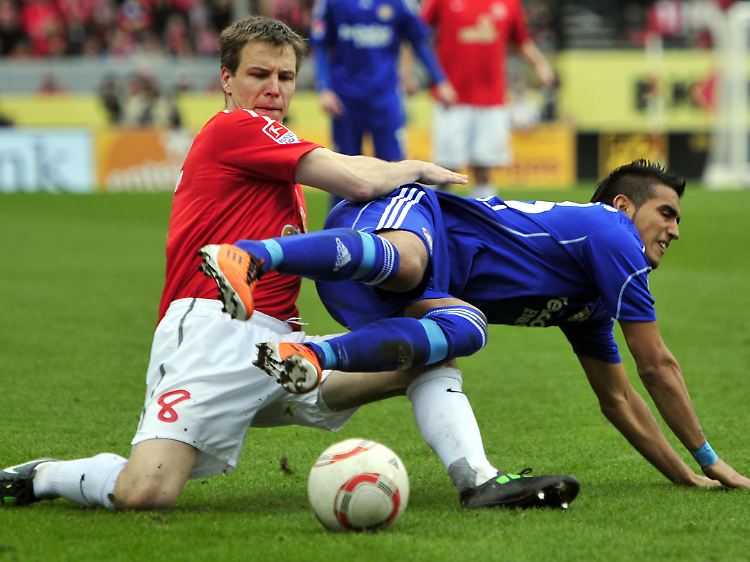 Der Mainzer Radoslav Zabavnik und Leverkusens Arturo Vidal im Kampf um den Ball.